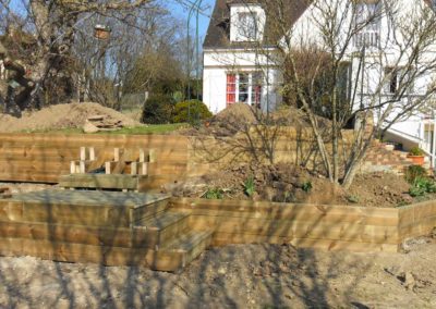 Jardidéal PAYSAGISTE Nantes 44 : réalisation d'une retenue de terre en bastaing (bois)