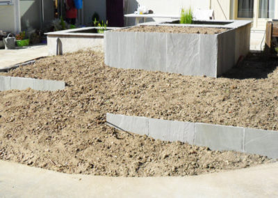 Jardidéal PAYSAGISTE Nantes 44 : réalisation d'une retenue de terre en palis de grès gris (Pierre)