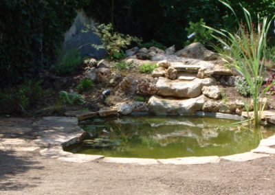 Jardidéal PAYSAGISTE Nantes 44 : réalisation d'un bassin d'agrément naturel en pierres