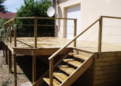 Jardidéal PAYSAGISTE Nantes 44 , réalisation d'une terrasse en bois sur pilotis et garde corps en câbles en inox
