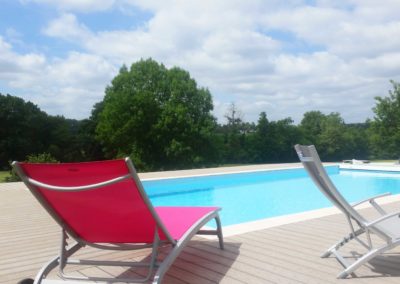 Jardidéal PAYSAGISTE Nantes 44 , réalisation d'une terrasse composite au bord d'une piscine